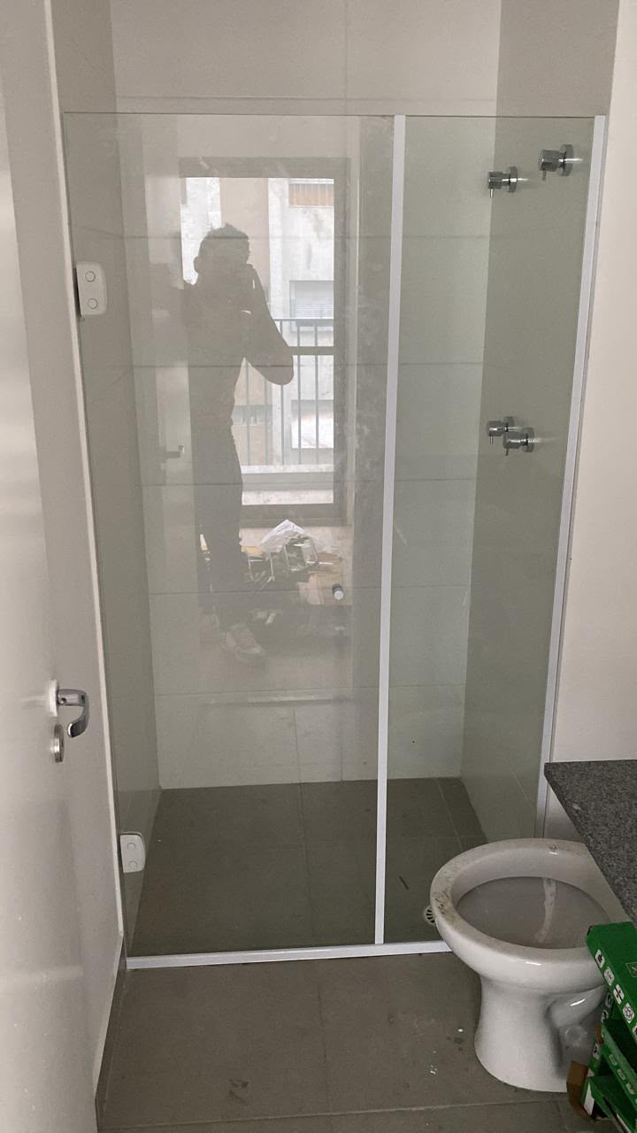 Box de vidro com perfil branco em banheiro