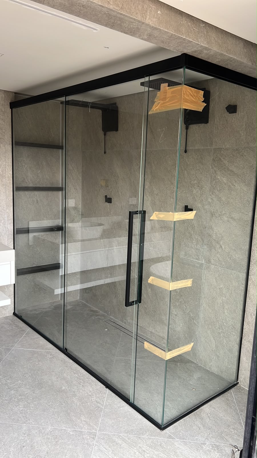 Box de vidro com perfil preto e porta de abrir