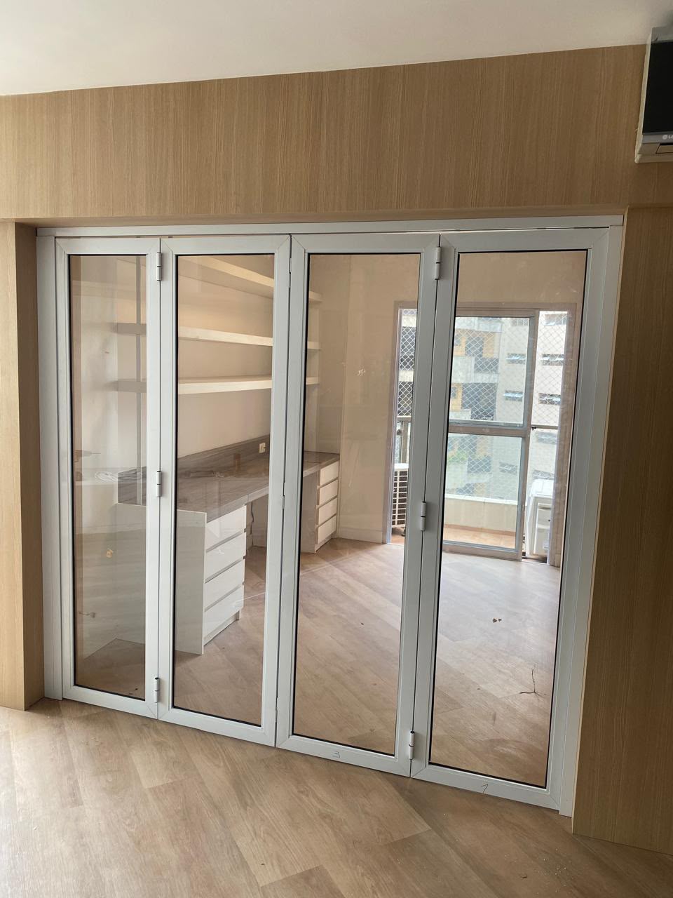 Box de vidro com ferragens em acabamento bronze